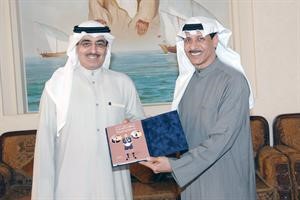 سعد كميل يقدم كتابه لعبداللطيف الروضان﻿