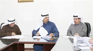 ماسامة الدعيج متوسطا مفهد الفهد وعبدالله الشمري خلال المؤتمر الصحافي
