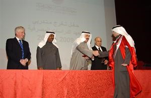 الرفاعي وقيادات المعهد يسلمون احد الخريجين شهادته
محمد ماهر
