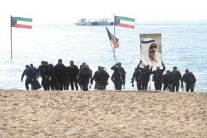 رجال الجيش يحاكون تحرير جزيرة قاروه عام 1991 ويرفعون علم الكويت وصورة صاحب السمو على الجزيرة