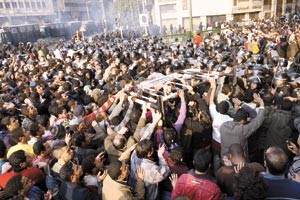 متظاهرون مصريون يشتبكون مع الشرطة خلال احتجاجات يوم الغضبافپ
