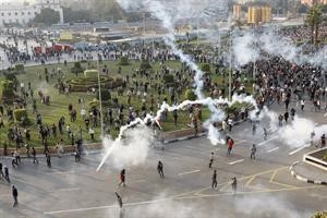 قوات الامن المصرية تفرق المتظاهرين في ميدان التحرير باستخدام الغاز المسيل للدموع 	 افپ﻿