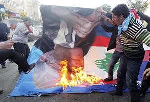 مناصرون لرئيس الحكومة السابق سعد الحريري يحرقون صورة لرئيس الحكومة المكلف نجيب ميقاتي﻿