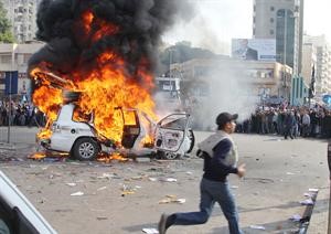  وسيارة قناة الجزيرة تحترق خلال احتجاجات مناصري الحريري﻿