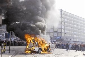 مناصرو تيار المستقبل احرقوا سيارة خاصة بقناة الجزيرة خلال احتجاجهم على تكليف ميقاتي في طرابلس امس﻿﻿محمود الطويل﻿