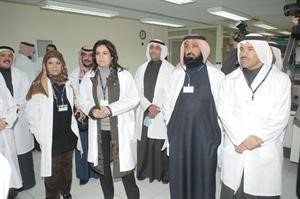 اعضاء المجلس البلدي خلال جولتهم في احد مصانع الاغذية
