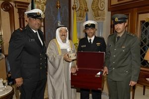 صاحب السمو الامير الشيخ صباح الاحمد يتسلم حفنة من تراب جزيرة قاروه من الرائد بحري ابراهيم الانصاري والنقيب بحري حمد الرميضين والملازم اول محمد عدنان الراشد
