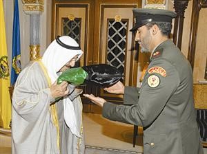 صاحب السمو الامير الشيخ صباح الاحمد يقبل علم الكويت خلال الاحتفال﻿