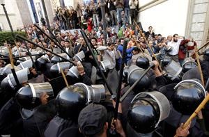  واشتباكات بين الصحافيين المحتجين امام نقابتهم والشرطة امس	اپ﻿