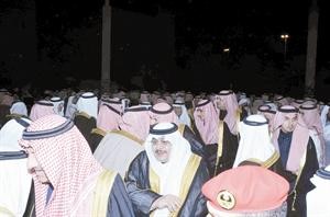 الامير تركي بن سلطان بن عبدالعزيز مع جموع المهنئين﻿