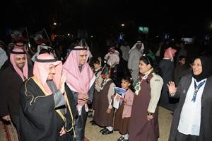 الشيخ دابراهيم الدعيج في جولة بين المشاركين بالمهرجان﻿