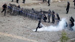 الشرطة المصرية خلال صدها لاحتجاجات المتظاهرين في السويس افپ