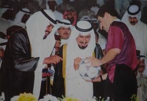 افضل صورة التقطها مازن العيساوي لسمو الامير المرحوم الشيخ جابر الاحمد وهو يوقع على كرة لحكم نهائي كاس سموه وبجواره الشيخ احمد الفهد