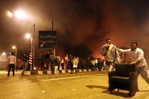 عمليات نهب قبل احراق مقر الحزب الوطني في وسط القاهرة