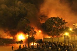 ومتظاهرون مصريون يجتمعون حول المقر الرئيس للحزب الوطني في وسط القاهر اثناء احتراقهافپ