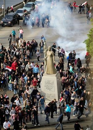 جانب من احتجاجات المتظاهرين بالقرب من تمثال ام كلثوم في القاهرة امس