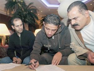 الاردني حسن عبدالفتاح خلال توقيعه العقد﻿