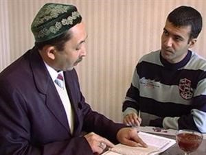 خليل الله يتحدث لاحد الصحافيين﻿