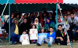 دمعصومة المبارك مع المشاركين في الخيمة المقامة على شارع الخليج﻿