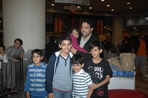 احد الواصلين مع عائلته