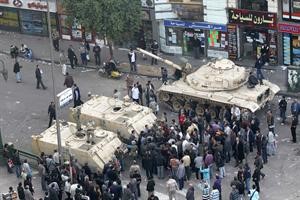 اليات وقوات الجيش المصري انتشرت في الشوارع لحفظ الامن امس	افپ﻿