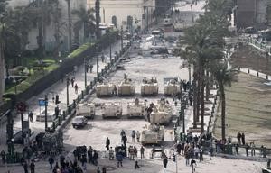 ارتال من الدبابات المصرية في ميدان التحرير لمحاولة السيطرة على الاوضاع في مواجهة المتظاهرين امس	افپ ﻿