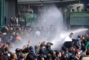 قوات مكافحة الشغب المصرية تفرق المتظاهرين بخراطيم المياه في القاهرة﻿﻿افپ﻿
