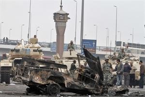 احدى الاليات العسكرية المدمرة وسط القاهرة امس﻿