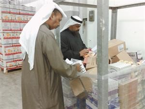 جانب من الفريق يتفقد البضائع الفاسدة في المخزن
