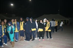 مجموعة من الطالبات اثناء الاستعدادات لحفل الافتتاح اليوم