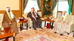صاحب السمو الامير الشيخ صباح الاحمد مستقبلا الشيخ جابر الخالد ودمحمد العفاسي﻿
