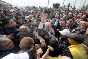 الاف التونسيين خلال استقبال القيادي الاسلامي راشد الغنوشي لدى عودته الى تونس امس	 افپ﻿