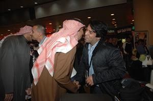 استقبال بالقبلات للعائدين من القاهرة بسلام سعود سالم