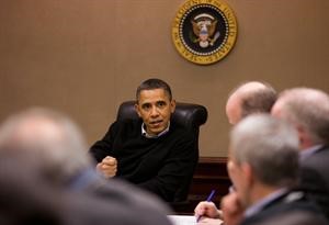 الرئيس الاميركي باراك اوباما خلال اجتماعه مع طاقمه للامن القومي الذي خصصه امس الاول لمتابعة احداث مصر	افپ﻿
