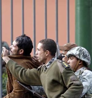 صورة لرجال الجيش يعتقلون احد السارقين قرب متحف القاهرة امس 		 افپ﻿