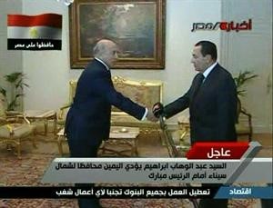 محافظ شمال سيناء عبد الوهاب السيد مبروك يصافح الرئيس مبارك بعد ادائه القسم امس﻿