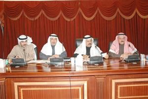 محمد الكندري ودحسين الدويهيس وحمد المعضادي ومحمد العنزي خلال الاجتماع﻿