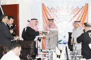 ماحمد الصبيح خلال توقيعه العقد

