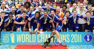 فرحة لاعبي فرنسا بالفوز بكاس العالم لكرة اليد للمرة الثانية على التوالي	 افپ 
﻿