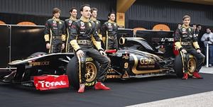 سائقا فريق رينو فيتالي بتروف وروبرت كوبيكا يكشفان عن السيارة الجديدة المشاركة في سباق فورمولا واحدرويترز﻿