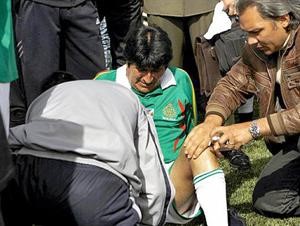 الرئيس البوليفي اثناء علاجه من الاصابة﻿