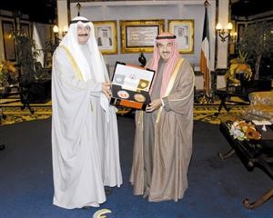 سمو رئيس الوزراء الشيخ ناصر المحمد يتسلم المسكوكتين من الشيخ سالم العبدالعزيز﻿