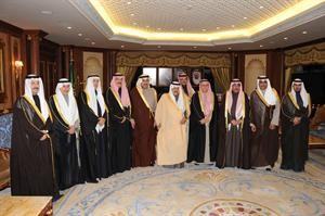 الامير نايف بن عبدالعزيز متوسطا سفيرنا في الرياض واعضاء الوفد الصحافي الزائر﻿