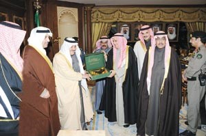 الامير نايف بن عبدالعزيز يتسلم درعا تذكارية من رئيس جمعية الصحافيين احمد بهبهاني بحضور السفير الشيخ حمد جابر العلي والزميل عدنان الراشد خالد معرفي- كونا