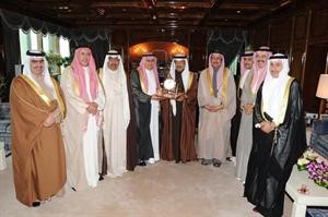 درع تكريمية من الوفد الصحافي الكويتي لرئيس الوزراء البحريني الشيخ خليفة بن سلمان ال خليفة﻿﻿خالد معرفي - كونا﻿