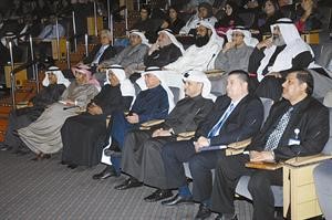 فاروق الزنكي ونبيل بورسلي وبدر الخشتي في مقدمة الحضور خلال المحاضرة﻿﻿سعود سالم
﻿