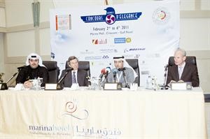 احمد العنزي يتوسط ليوناردو افنتي وبول سميث ومزكريا دشتي خلال المؤتمر الصحافي
﻿