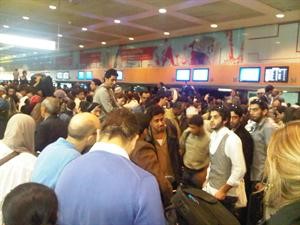 حشود من المغادرين بانتظار اجراءات السفر داخل صالة مطار القاهرة
﻿