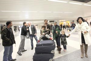 عائلة لبنانية لدى وصولها الى مطار بيروت قادمة من مصر