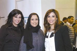 حنان جمال الشايع الاولى من اليمين مع والدتها وشقيقتها دلال على هامش الاحتفال
﻿